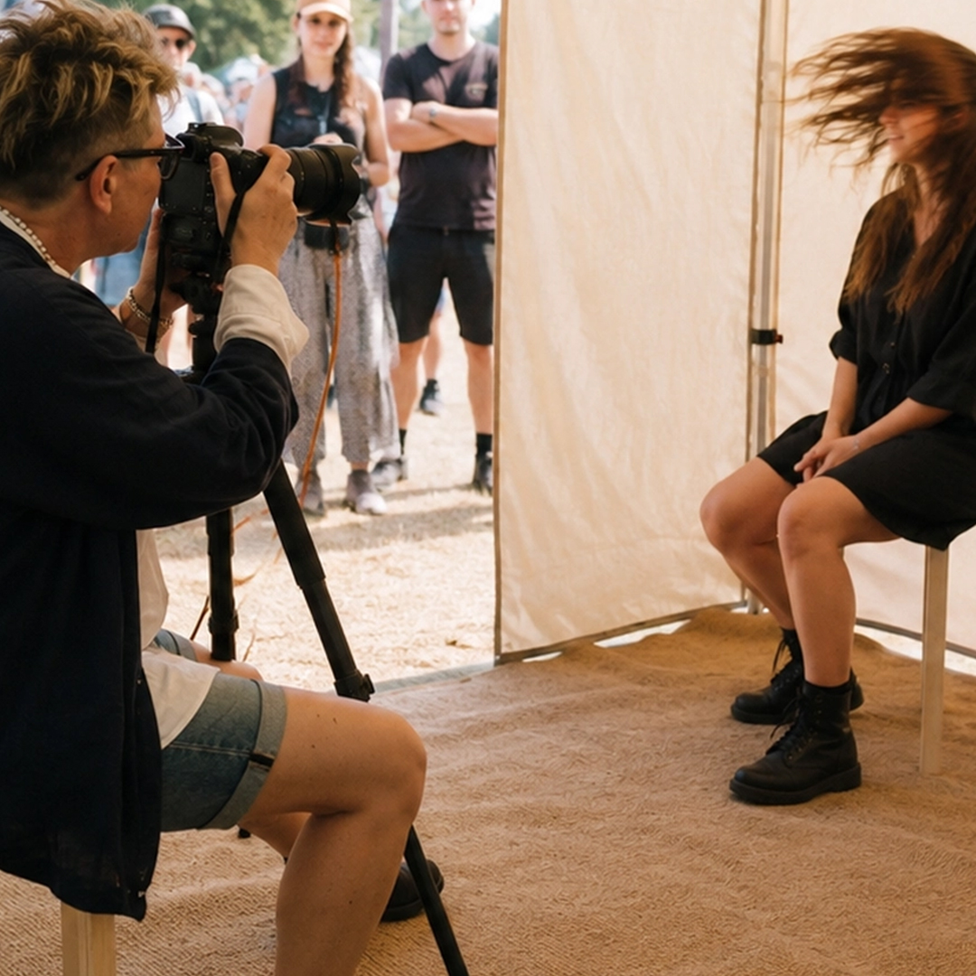 Annemarieke van Peppen fotografeert een deelnemer tijdens International War On Duckfaces op een evenement.